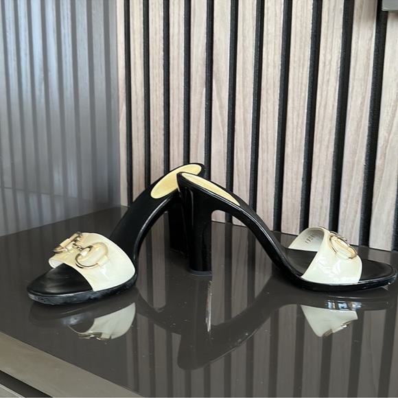 Gucci Black and White Patent Leather Sandals with Horse bit Us size 8 - Picture 2 of 4